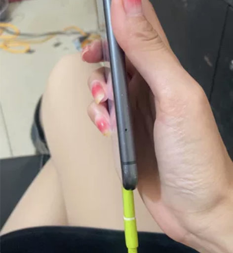 11。64国行电池82全原，后盖轻微碎角成...