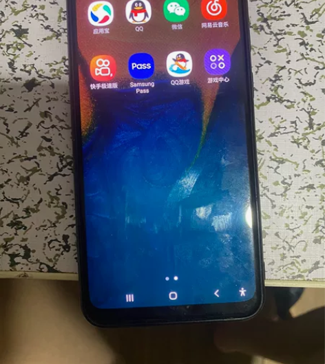 三星A20港版 3+32G，没有充电，有耳...