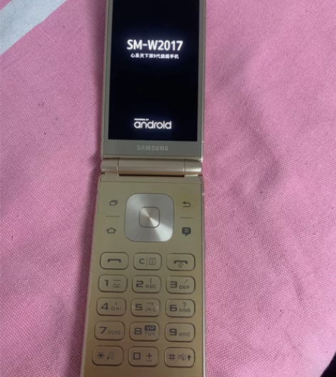 三星w2017原装正品，成色还可以，磕碰在...