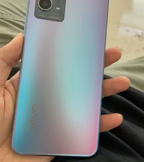 急用钱出自用备用机，今年5月份上市的viv...