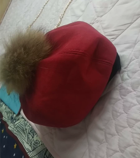 酒红色贝雷帽，有内衬，很厚实，适合春秋冬三...