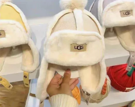 包邮99新UGG雷锋帽.孩子就滑雪带过2次...
