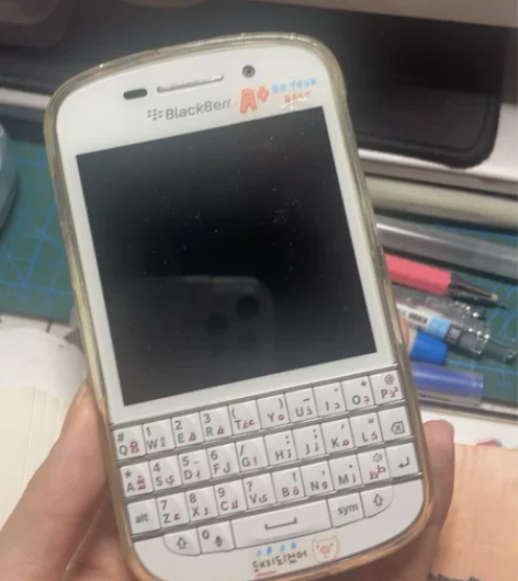 黑莓Q10成色好没故障，自配的手机壳，戒网...