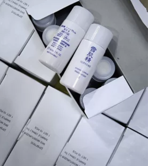 雪肌精1号清爽/2号滋润乳液，30毫升一个...