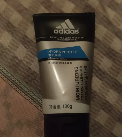 阿迪达斯男士泡沫洁面乳，女朋友在沃尔玛买的...