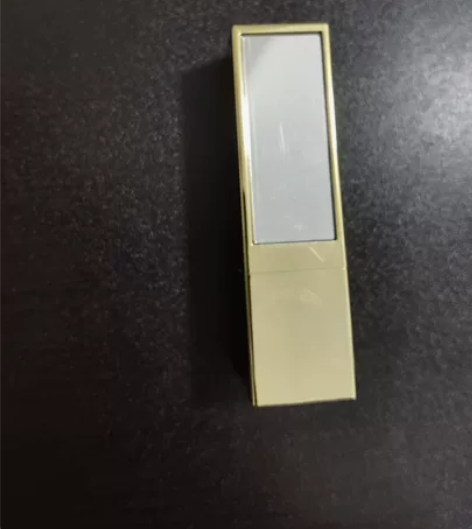 雅诗兰黛口红礼盒里的放了我已经忘记是哪年的...