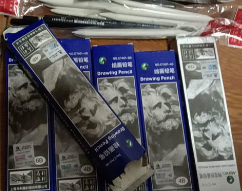 全拿去，马利的素描铅笔，里面有几盒是满的有...