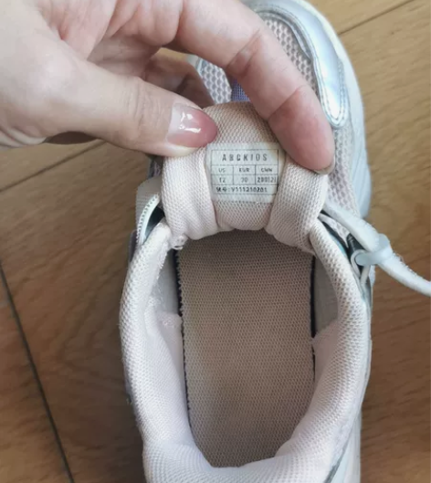 卖品牌运动鞋一双50元，另外免费送室内鞋和...