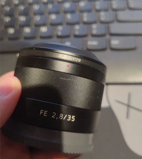 索尼蔡司35 2.8mm  镜头只有两三处...