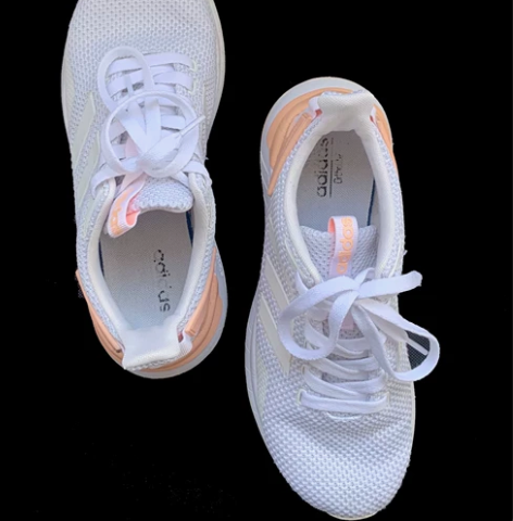 阿迪运动鞋 九成新如图所示 售出不退不换 ...