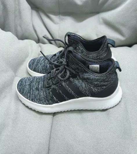 41码阿迪adidas休闲运动鞋 一直闲置...