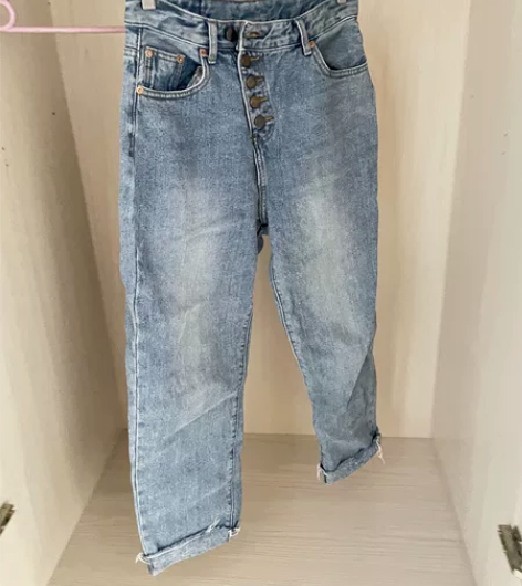 牛仔裤。 版型好。腰围72手工测量 感兴趣的话点“我想要”... 牛仔裤。 版型好。腰围72手工测量 感兴趣的话点“我想要”...