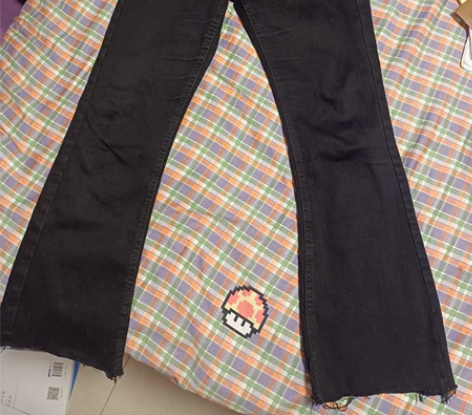 毛边微喇牛仔裤，布料柔软舒服，长胖了穿着瘦...