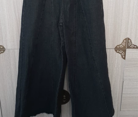 品牌阔腿牛仔裤,上衣搭配短款特别时尚 尺码...