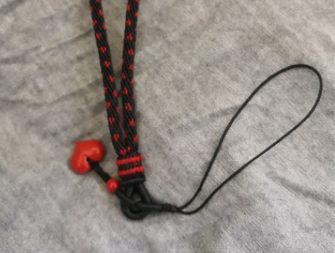 盘编爱心手机挂绳。主线材有股线的有蜡线的,...