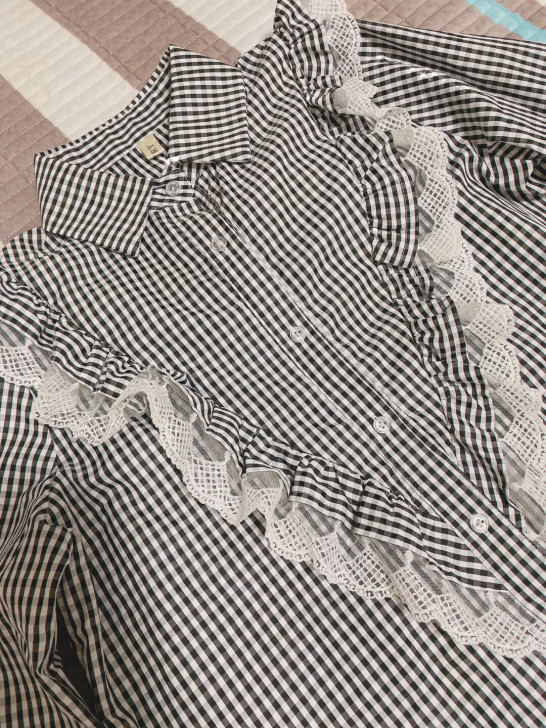 格纹木耳边蕾丝衬衣 型号：s码 穿过两三次...