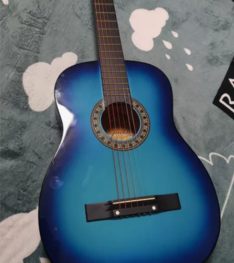 吉他，原价差不多500，9成新，只有琴和袋...