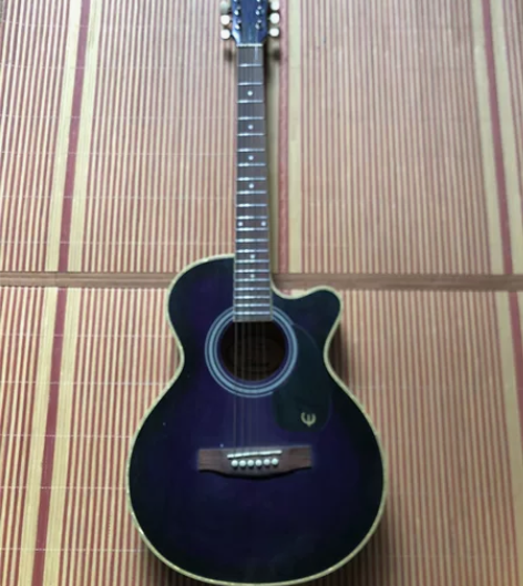 搬家转手一把会吃灰的吉他[呲牙] 断了一根...