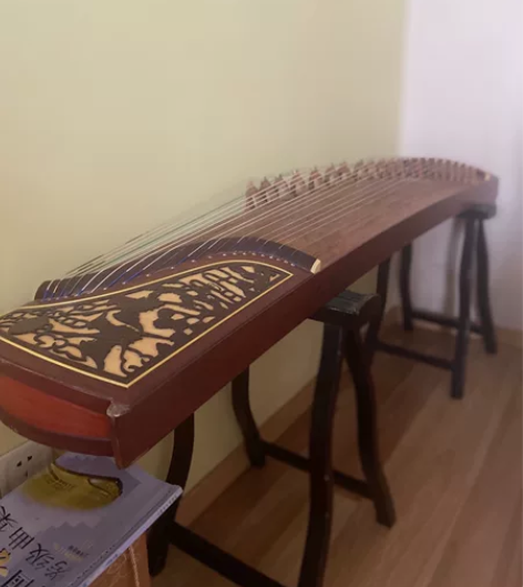 古筝一架，刚换的琴弦，基本全新，因搬家低价...