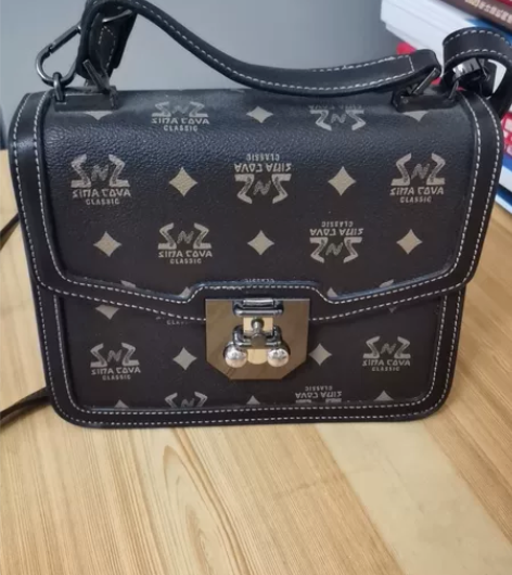 出售女士挎包，百搭 感兴趣的话点“我想要”...