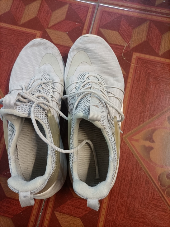 Nike 灰色运动鞋，正品，舒服，37.5码