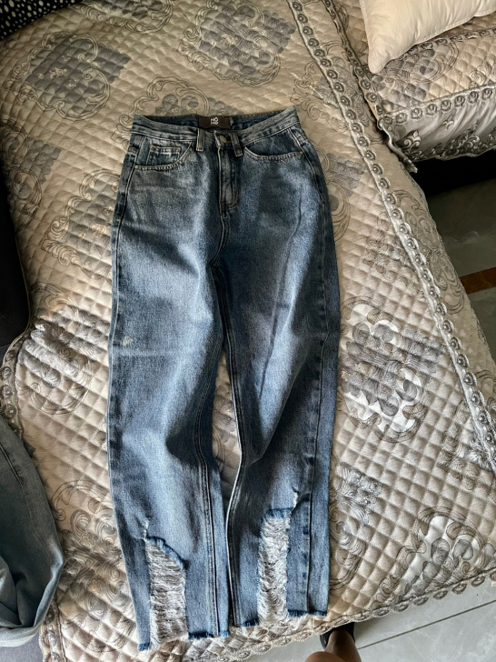 休闲风破洞牛仔裤直筒裤