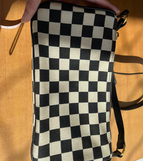 棋盘格单肩斜挎包 用过四五次的样子，五金都...