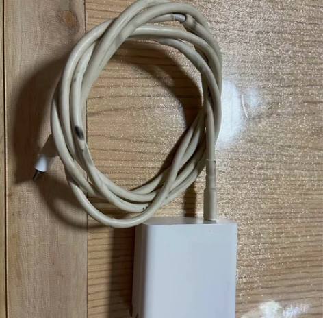 小米pro电脑15寸充电器 线的外面包了一...