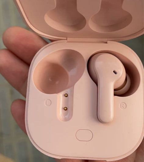 出Qcy t13耳机充电仓和右耳耳机。用了...