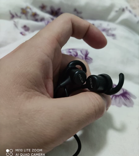 QCY蓝牙耳机，完好无损，所有功能正常。低...