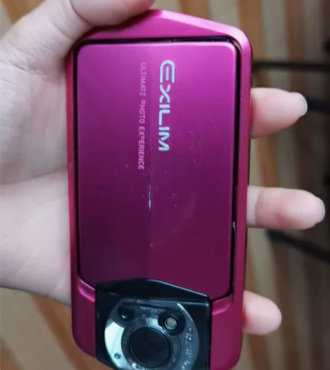 卡西欧品牌相机，非常好携带，就一个手掌那么...