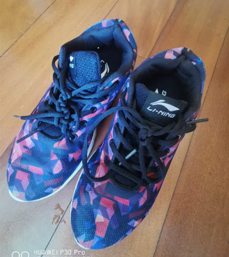 李宁牌运动鞋，39码，很潮，穿了二三次短了...