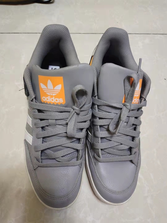 三叶草阿迪达斯正品，看鞋底就知道很新，完全...