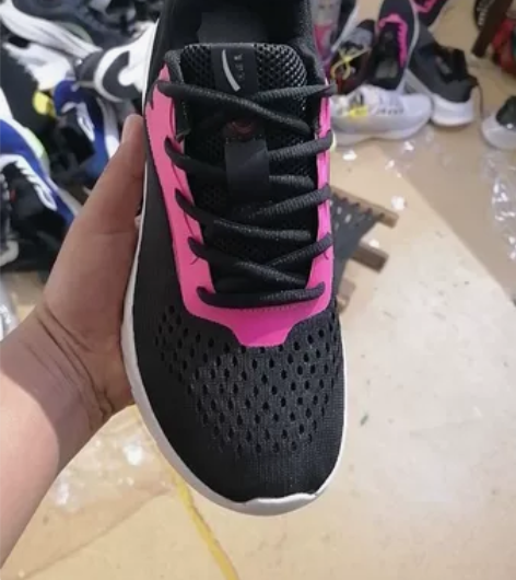 女鞋38码特步拼接鞋，双网贾卡面，鞋底是特...