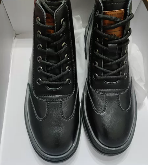 全新包邮转卖骆驼女鞋冬季女靴子马丁靴女鞋2...