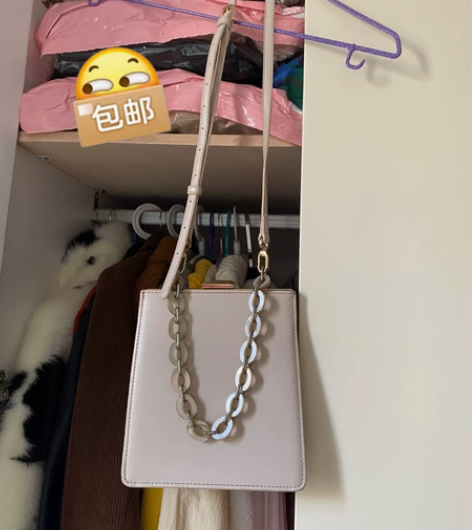 UR链条复古两用包 夹扣式设计多了一点复古...