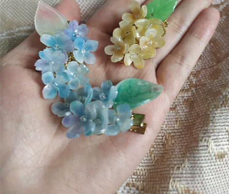 汉服发饰，热缩绣球花发夹三个。发夹有些氧化...