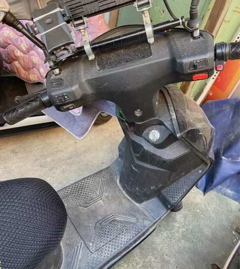 出售欧尼亚外卖电动车全车功能都好使 不带电...