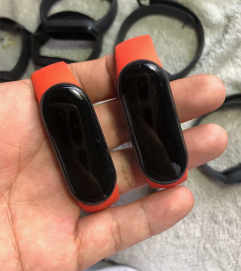 小米手环六标准版 屏幕轻微划痕的，明显划痕...