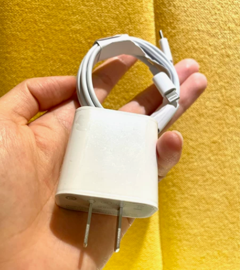 手机充电器，数据线，一套，20w，全新没用...