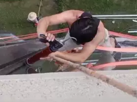 大玻璃外装打胶，太辛苦了 。 感兴趣的话点...