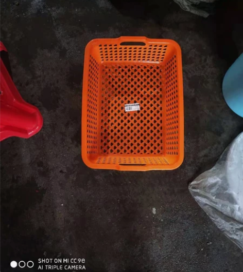 家里小百货店倒闭了，水果篮子便宜大甩卖，2...