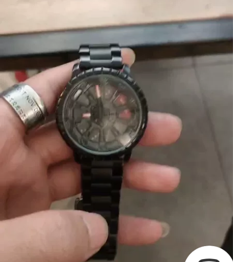 谋宝买的三达手表。现在半价出售，跟新的一样...