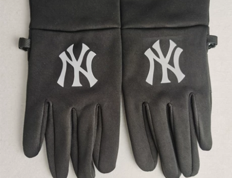 纽约扬基棒球队 冬季加绒保暖手套。细节如图...