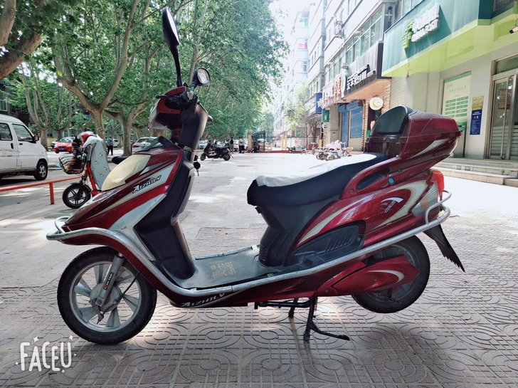 赛克四块大电池，车跑得快，车架子电池都好着...