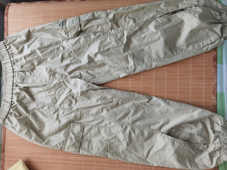 便宜出！ 全新休闲裤  放衣橱忘穿压皱了