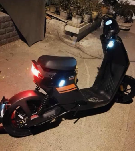 小牛电动MQis顶配版新国标智能锂电池长续...