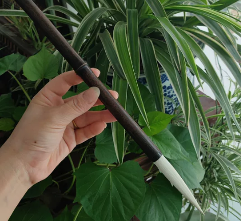 材质：特制纯羊毫长峰笔一只，牛角斗，紫竹笔杆 ！ 口劲出峰～...