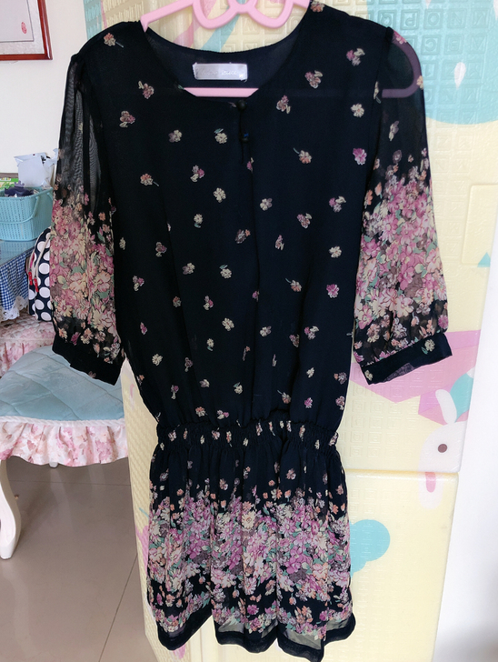 藏蓝色连衣裙，腰部松紧的，可以穿到125斤...