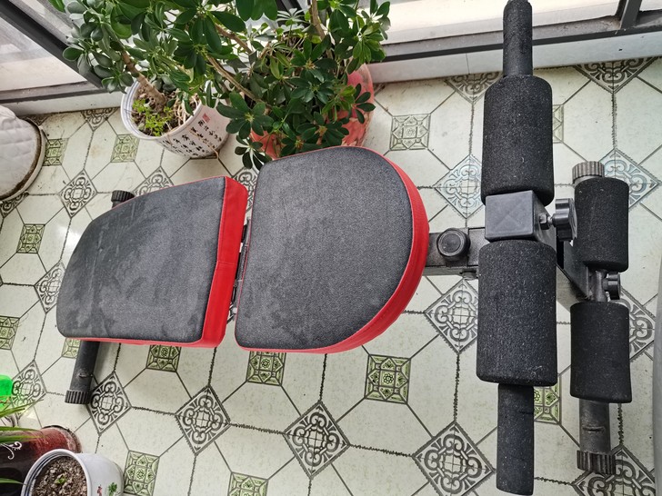 仰卧起坐健身器。锻炼腹肌神器，带绳子。限自提